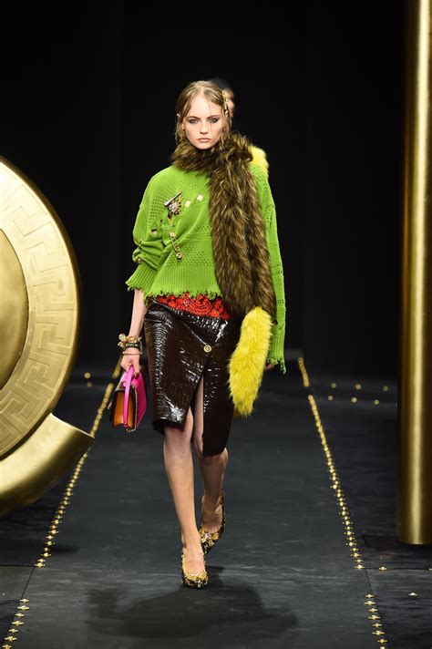 pettinatura modelle versace 2019|Sfilata Versace autunno inverno 2019 2020: capi e accessori di .